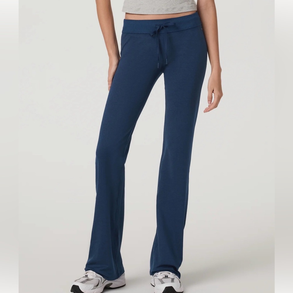 Vuori Halo low rise pant size medium in coastal blue